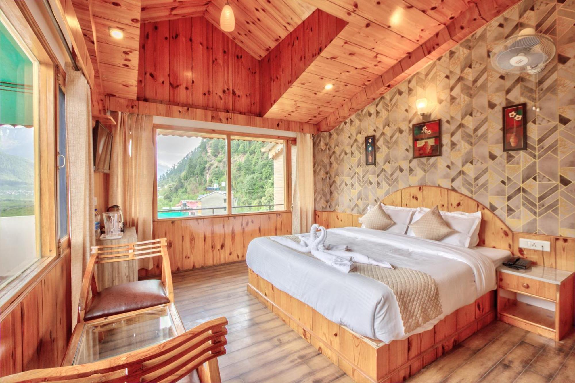 Nirosha, Hotel